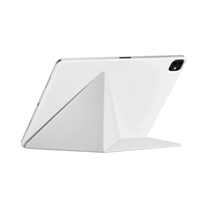 Чехол MagEZ Folio 2 от Smartworld в чисто-белом цвете для iPad Pro 2024 и iPad Air 2024, используемый в качестве вертикальной подставки для удобного просмотра контента.