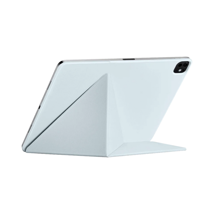 Белый чехол MagEZ Folio 2 от Smartworld для iPad Pro 2024 и iPad Air 2024, используемый в качестве вертикальной подставки для удобного просмотра контента.